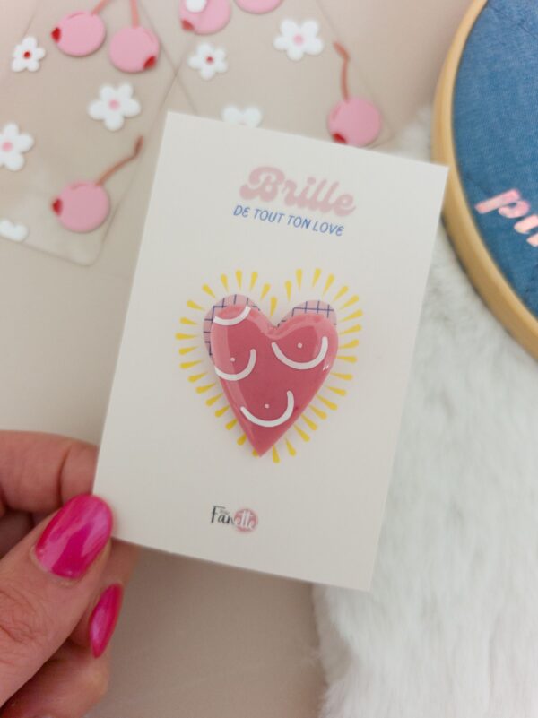 Broche Love Boobs